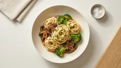 Vegan μακαρονάδα Alfredo με μανιτάρια – κρεμώδης σάλτσα κάσιους χωρίς γαλακτοκομικά