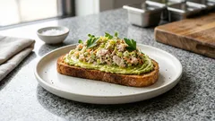 Τονοσαλάτα σε φρυγανιά ολικής με αβοκάντο: γρήγορο brunch που χορταίνει