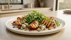 Σαλάτα με ψητά ροδάκινα, ρόκα και μπλε τυρί – με ντρέσινγκ βαλσαμικού σε 10 λεπτά